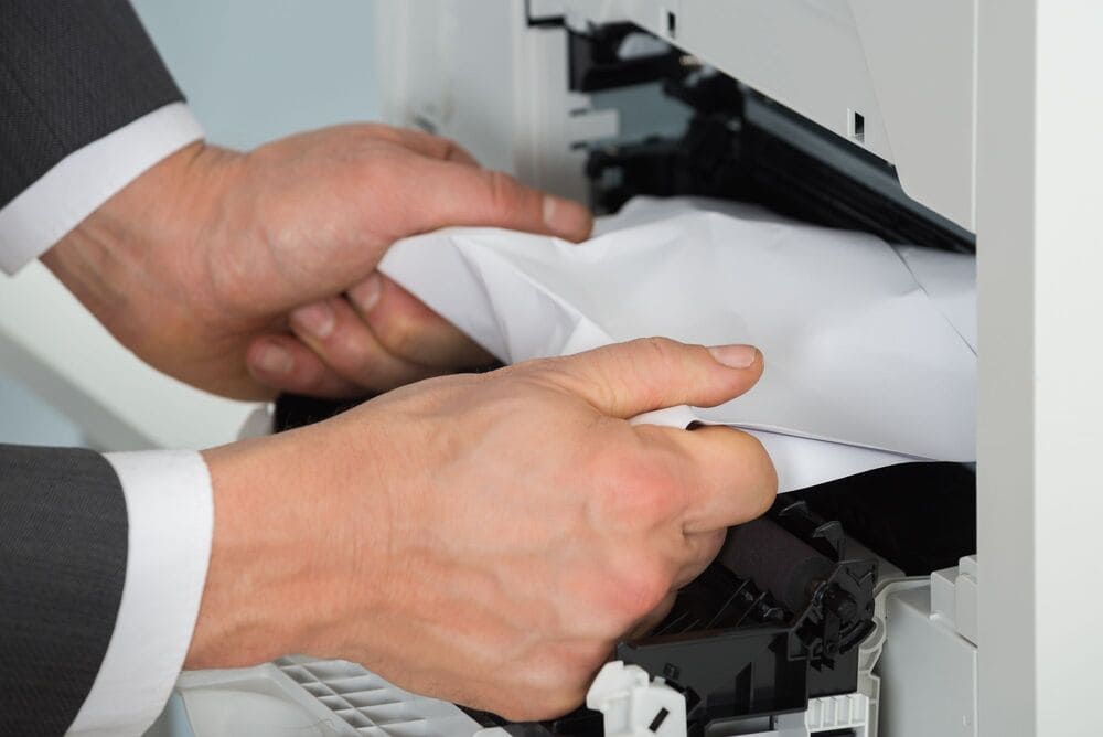 Что делать, если бумага застревает после выключения принтера в середине печати